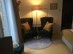 2 Stühle und eine Lampe in einem Hotelzimmer in der Unterkunft B & B Rosamie in Vlissingen