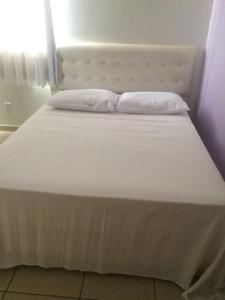 熱河市的住宿－Águas da Serra Apart Service 728A，一张带两个枕头的大白色床