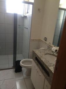 uma casa de banho com um WC, um lavatório e um chuveiro em Águas da Serra Apart Service 728A em Rio Quente