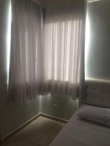 熱河市的住宿－Águas da Serra Apart Service 728A，一间卧室配有床和带窗帘的窗户