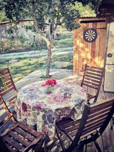 una mesa con un mantel floral en el patio en caradjango , caravane chauffée et climatisée, en Lupersat