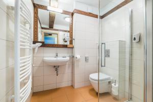 A bathroom at Hotel Resort Relax