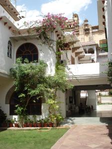 a building with pink flowers on the side of it at Haveli Braj Bhushanjee Heritage Hotel in Būndi