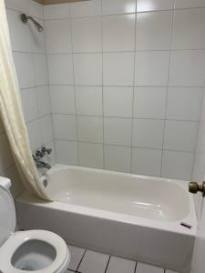 Koupelna v ubytování Budget Inn Motel