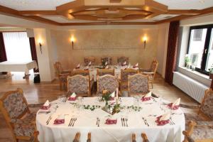 Landhotel zur Kanne في Neresheim: غرفة طعام مع طاولة وكراسي طويلة