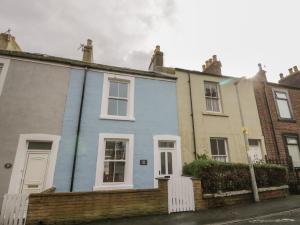 een blauw huis in een rij huizen bij Laridae in Whitby