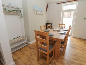 een eetkamer met een houten tafel en stoelen bij Laridae in Whitby
