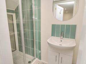 een badkamer met een wastafel en een douche bij Laridae in Whitby +16 foto's