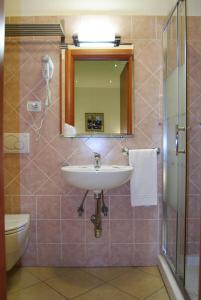 Een badkamer bij Adelaide House