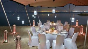 Een restaurant of ander eetgelegenheid bij InterContinental Doha Beach & Spa by IHG