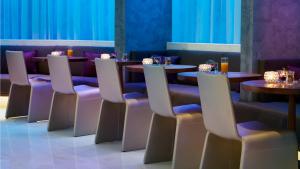 Een zitgedeelte bij InterContinental Doha Beach & Spa by IHG
