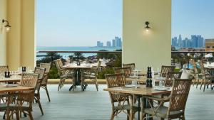 Een restaurant of ander eetgelegenheid bij InterContinental Doha Beach & Spa by IHG