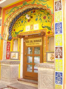 an entrance to a building with a door at Haveli Braj Bhushanjee Heritage Hotel in Būndi