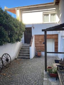 une maison avec un escalier menant à une porte dans l'établissement Pension Sunnseitn - Gasthof - Café - Weinkeller, à Haslach an der Mühl