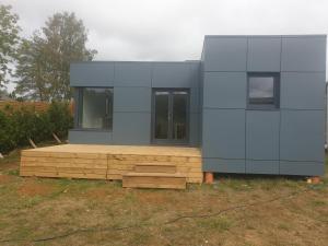 una casa azul sentada en la cima de un campo en Gîte le Pixien C 4 à 6 personnes 15 min Charleville, en Poix-Terron