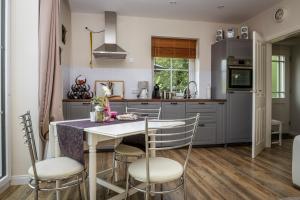 a kitchen with a table and chairs in a kitchen at Ferienwohnung Heide View in Bispingen