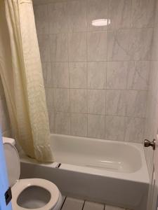Koupelna v ubytování Budget Inn Motel