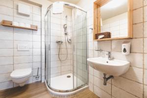 A bathroom at Hotel Resort Relax