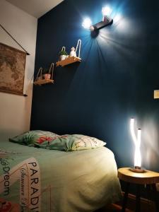 - une chambre avec un ventilateur de plafond et un lit dans l'établissement Les petits boudoirs beau site, à Aix-les-Bains