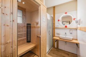 A bathroom at Hotel Resort Relax