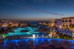 Blick auf die Stadt in der Nacht in der Unterkunft Sunrise Mamlouk Palace Resort in Hurghada