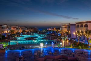 Sunrise Mamlouk Palace Resort في الغردقة: اطلالة على المدينة ليلا