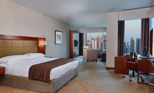 เตียงในห้องที่ InterContinental Doha The City by IHG