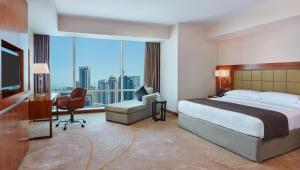 เตียงในห้องที่ InterContinental Doha The City by IHG