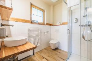 A bathroom at Hotel Resort Relax