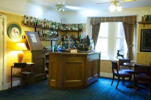 un bar con barra en una habitación en Loch Kinord Hotel, en Dinnet