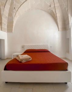 una camera con un letto con una coperta rossa di SANTEA a Grottaglie