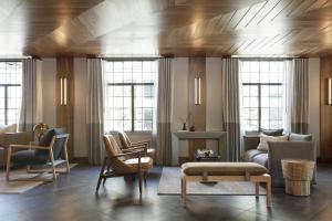 Χώρος καθιστικού στο Kimpton - Armory Hotel Bozeman by IHG