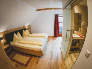 A bed or beds in a room at Appartements Macheiner