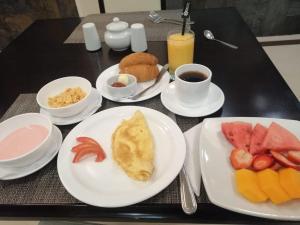 una mesa negra con platos de desayuno. en Hotel Samuria, en Zamora