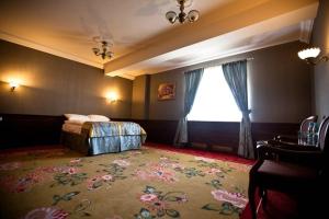 Tempat tidur dalam kamar di Hotel Złoty Młyn Majków
