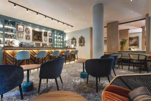 restauracja ze stołami i krzesłami oraz bar w obiekcie Hotel Indigo Verona - Grand Hotel Des Arts, an IHG Hotel w Weronie