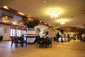 Reštaurácia alebo iné gastronomické zariadenie v ubytovaní Hotel Złoty Młyn Majków