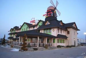 ein großes Gebäude mit einer Windmühle darüber in der Unterkunft Hotel Złoty Młyn Majków in Piotrków Trybunalski