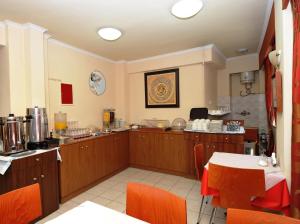 Kuchyň nebo kuchyňský kout v ubytování Pergamos Hotel