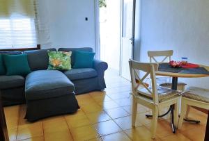 uma sala de estar com um sofá azul e uma mesa em Evas Haus em Santa Cruz de la Palma