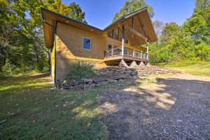 Galeriebild der Unterkunft Peaceful Custom Carbondale Home with Pool, Near SIU! in Carbondale