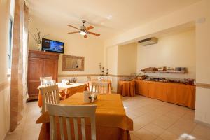 - une salle à manger avec une table et des chaises dans l'établissement Hotel Parco delle Cale, à Puntone di Scarlino