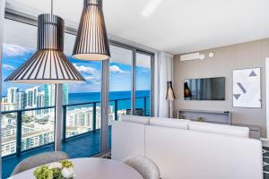 Μια τηλεόραση ή/και κέντρο ψυχαγωγίας στο Hyde Beach House Hollywood Private Suites