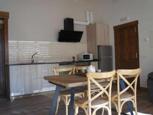 A kitchen or kitchenette at O Fogón Casa Ferrador Ribeira Sacra