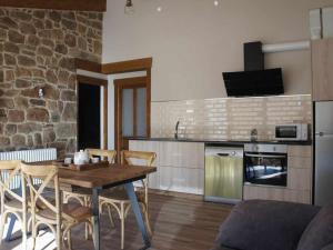 A kitchen or kitchenette at O Fogón Casa Ferrador Ribeira Sacra