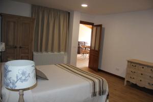 A bed or beds in a room at O Fogón Casa Ferrador Ribeira Sacra