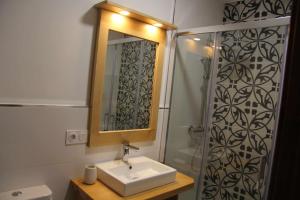 A bathroom at O Fogón Casa Ferrador Ribeira Sacra Még 37 kép