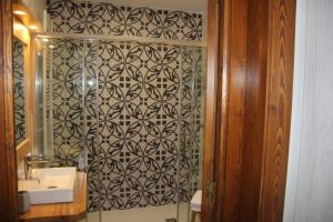 A bathroom at O Fogón Casa Ferrador Ribeira Sacra