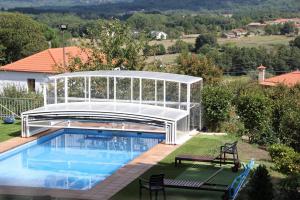 The swimming pool at or close to O Fogón Casa Ferrador Ribeira Sacra