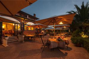 Restaurace v ubytování Hotel Parco delle Cale